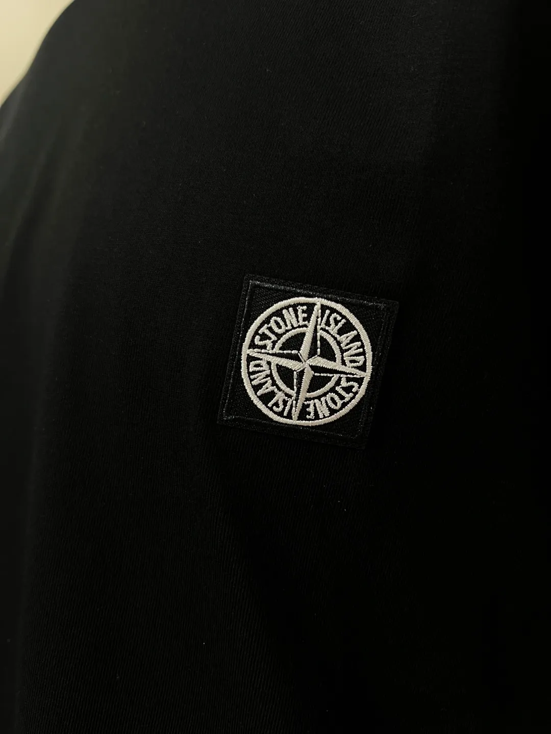 P140 STONE ISLAND top version, differentiated currency, 2025ss official website synchronization, embroidered small label LOGO short-sleeved T-shirt, 64 counts, high density 240g double yarn pure cotton, imported machine embroidered small label, embroidered letters are clean and neat, supports NFC scanning code to enter GW, YB ready-to-wear fabric collar hemming, shoulder bone and tight thread It will not deform after being worn for a long time. It has been washed with high temperature for 4 times. It does not fade, shrink or pill. It is comfortable and stretchable. It is a must-have wardrobe item. Same style for men and women. Five colors: lilac gray, dark gray, white, black, copper brown. Size: XS-L. Maximum L can wear 200 pounds.